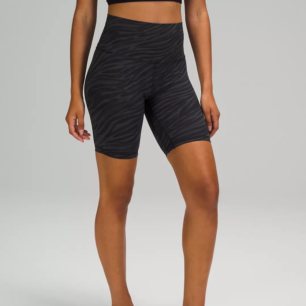 LULULEMON ALIGN™ HIGH RISE SHORT 6" *POCKETS
Le Tigre Camo Deep Coal Multi